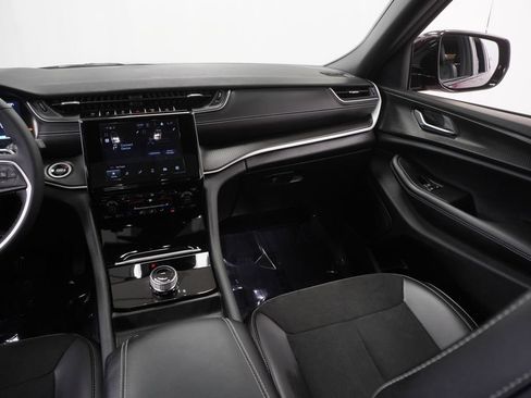 Certified 2025 Jeep Grand Cherokee Altitude image 26