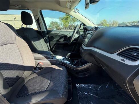 Used 2019 Dodge Journey SE image 18
