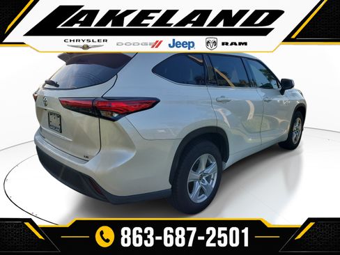 Used 2021 Toyota Highlander LE FWD image 4