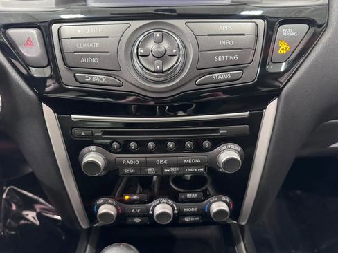 Used 2017 Nissan Pathfinder SV image 26