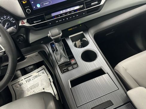 Used 2025 Toyota Sienna XLE image 41