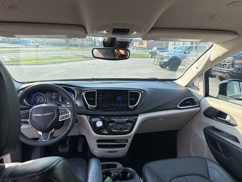 Used 2024 Chrysler Pacifica Touring-L image 34