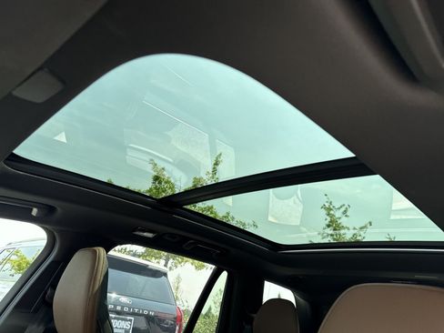 Certified 2024 Volvo XC90 T8 Plus AWD/4WD image 23