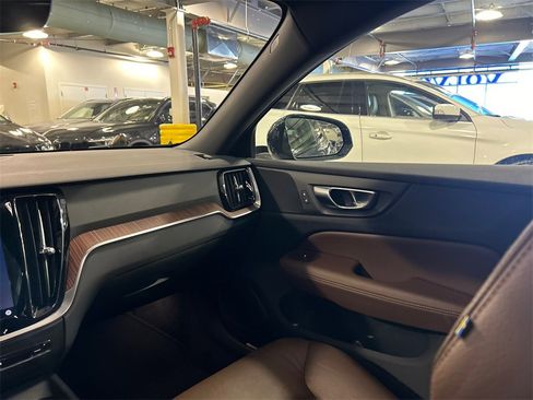 Used 2025 Volvo V60 B5 Cross Country Plus image 24