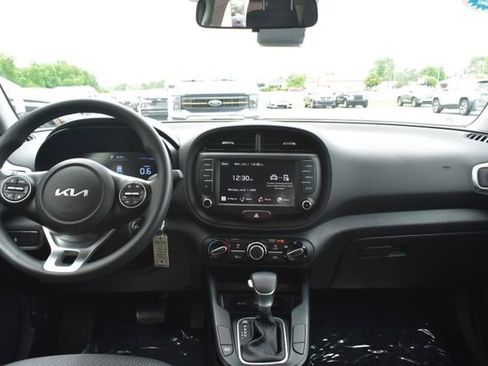 Used 2025 Kia Soul LX w/ LX Technology Package FWD image 29