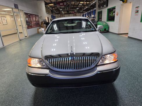 Used 2005 Lincoln Town Car Signature RWD image 3