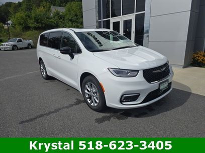 New 2026 Chrysler Pacifica Select