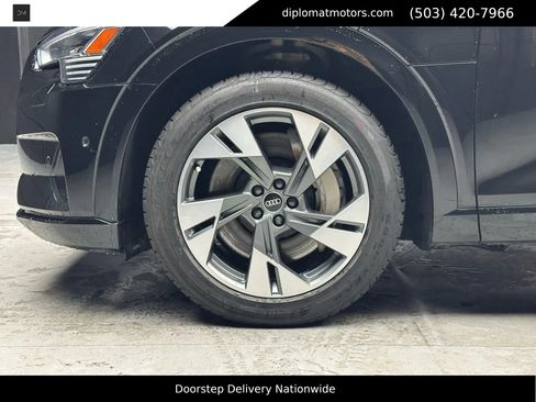 Used 2021 Audi e-tron Premium w/ Convenience Plus Package image 38