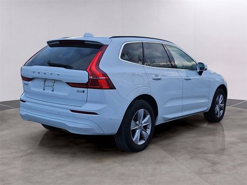 Used 2022 Volvo XC60 B5 Momentum image 4