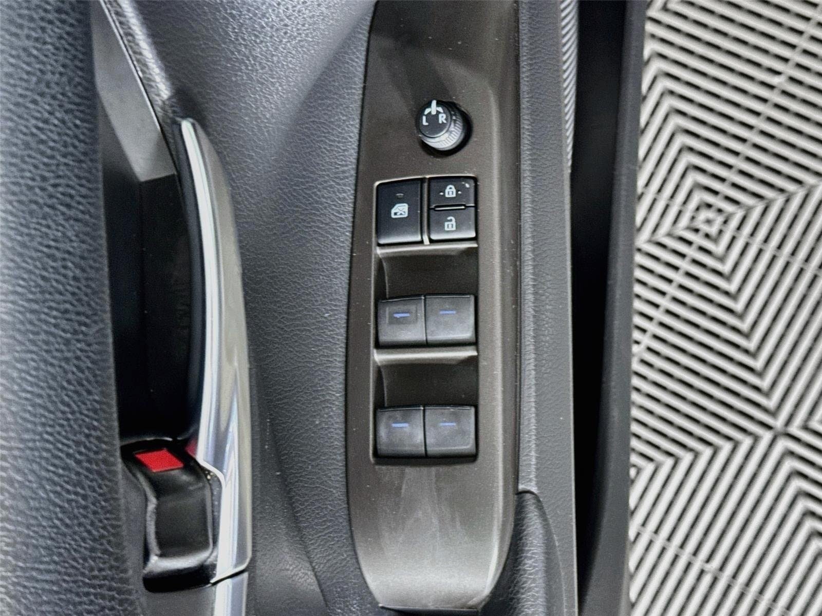 Used 2021 Toyota Camry SE FWD image 18