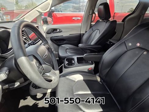 Used 2024 Chrysler Pacifica Touring-L image 7