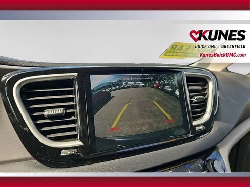 Used 2023 Chrysler Pacifica Touring-L FWD image 19