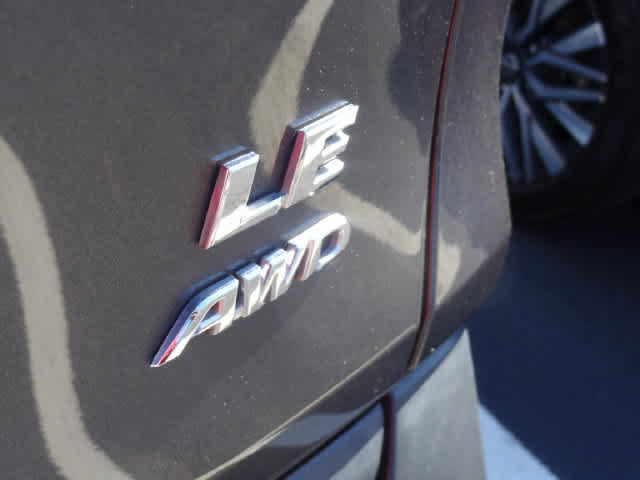 Used 2021 Toyota RAV4 LE AWD/4WD image 17