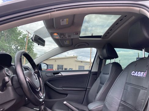 Used 2017 Volkswagen Jetta SE FWD image 9