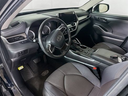 Used 2024 Toyota Highlander LE image 29