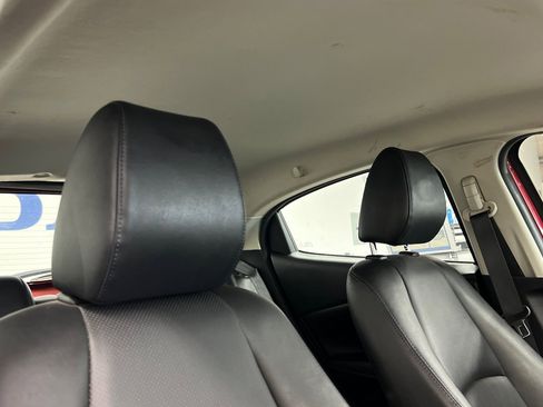 Used 2020 Toyota Yaris XLE image 16