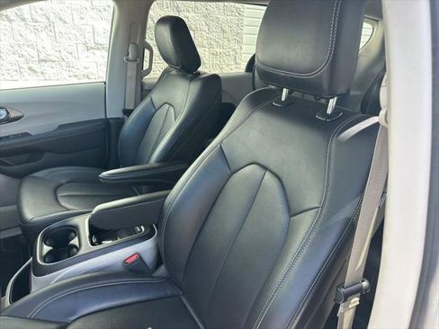 Certified 2024 Chrysler Pacifica Limited FWD image 13