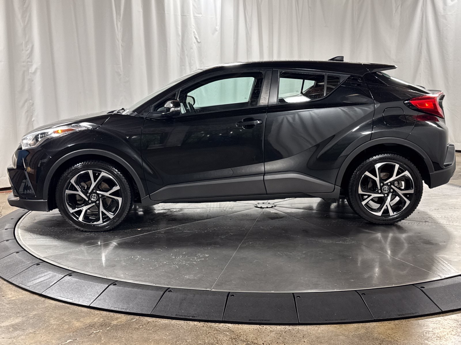 Used 2018 Toyota C-HR XLE FWD image 8