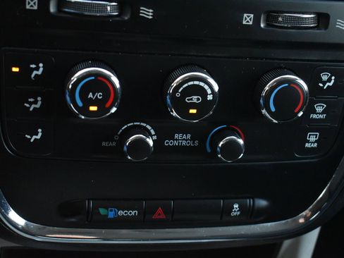 Used 2016 Dodge Grand Caravan SXT image 29