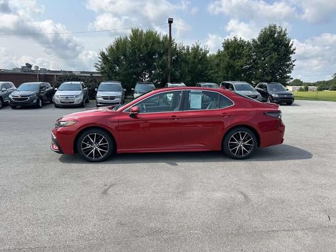 Used 2021 Toyota Camry SE w/ Convenience Package FWD image 4