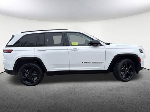 Used 2023 Jeep Grand Cherokee Limited w/ Black Appearance Package AWD/4WD image 15