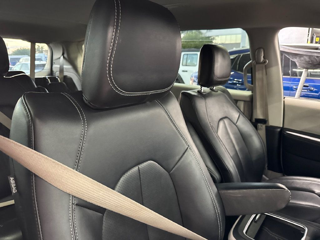 Used 2024 Chrysler Pacifica Limited FWD image 3