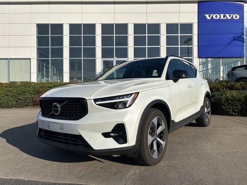 Certified 2023 Volvo XC40 B5 Plus w/ Driver Assist Package AWD/4WD image 39