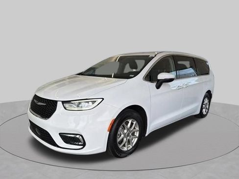 Used 2023 Chrysler Pacifica Touring-L FWD image 15