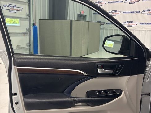 Used 2015 Toyota Highlander Limited image 15