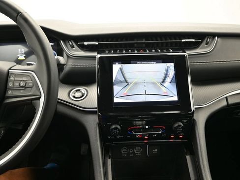 Used 2023 Jeep Grand Cherokee Laredo RWD image 21