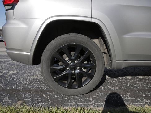 Used 2018 Jeep Grand Cherokee Altitude image 23