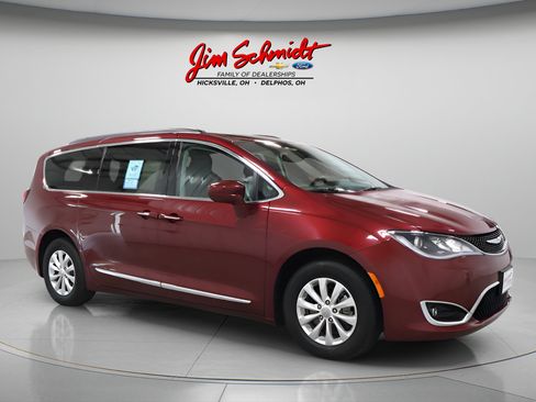 Used 2017 Chrysler Pacifica Touring-L FWD image 2