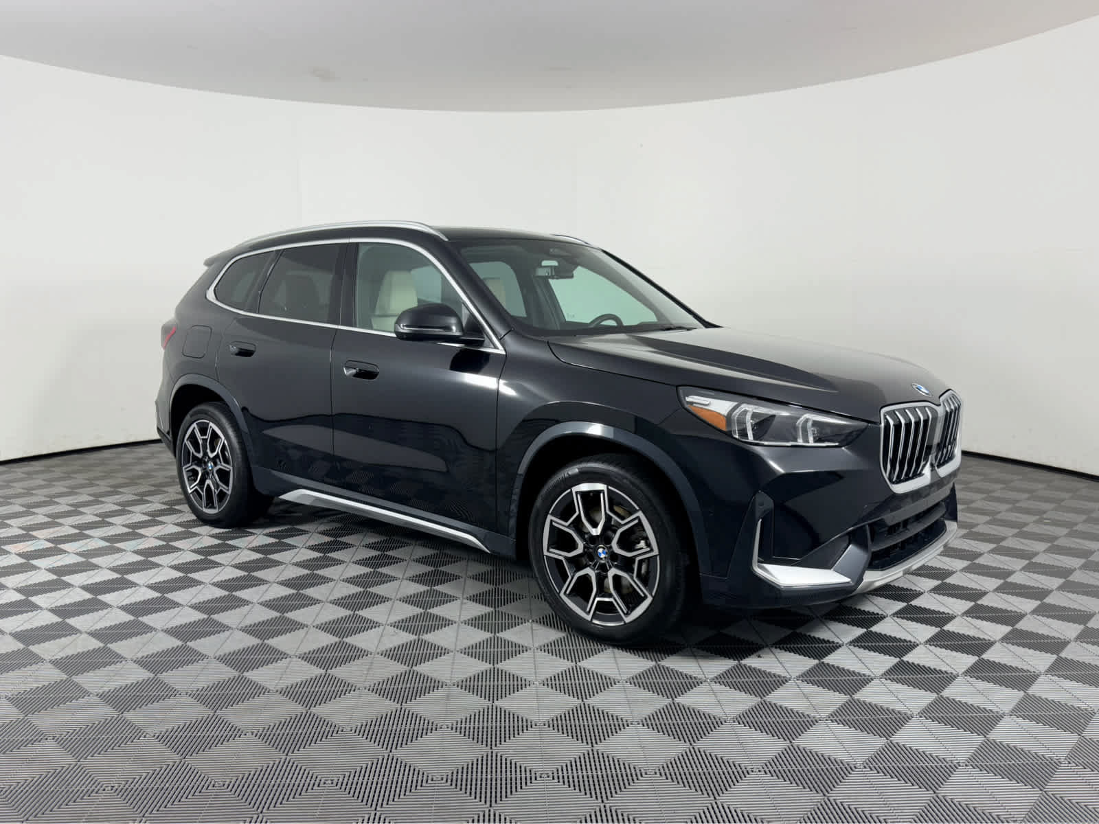 Used 2025 BMW X1 xDrive28i w/ Premium Package AWD/4WD image 1