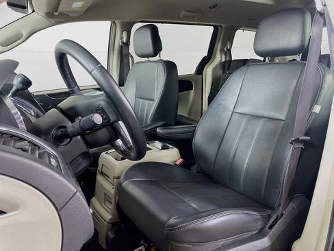 Used 2015 Chrysler Town & Country Touring image 17