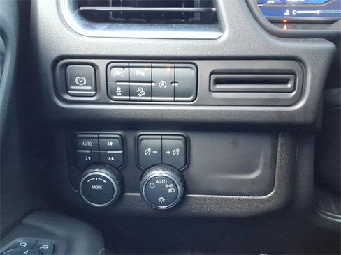 Used 2023 Chevrolet Suburban Premier image 12