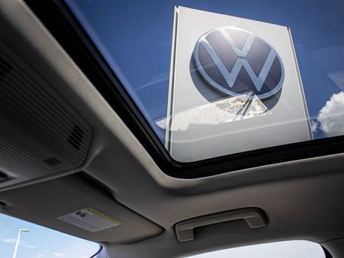 Certified 2025 Volkswagen Tiguan SE image 43