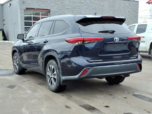 Used 2020 Toyota Highlander XLE image 3