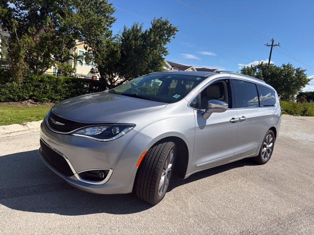 Used 2020 Chrysler Pacifica Limited w/ Tire & Wheel Group FWD image 1