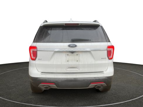 Used 2018 Ford Explorer XLT w/ Equipment Group 202A image 5