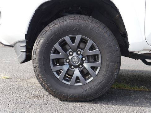 Used 2022 Toyota Tacoma SR5 AWD/4WD image 11
