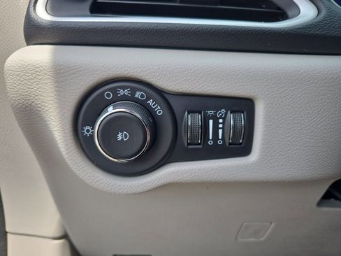 Used 2024 Chrysler Pacifica Touring-L FWD image 21
