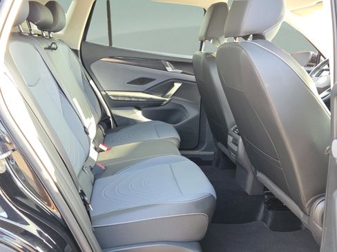 Used 2025 Volkswagen Tiguan SE FWD image 18