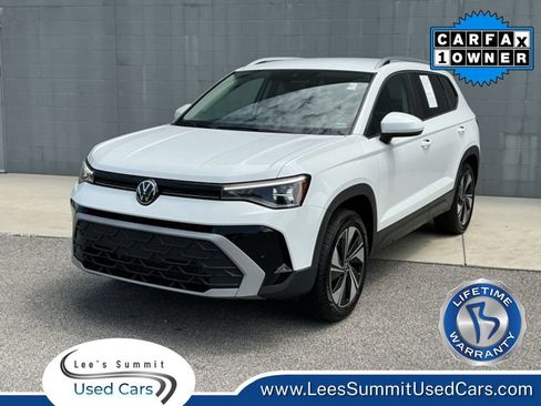 Used 2025 Volkswagen Taos SE AWD/4WD image 1