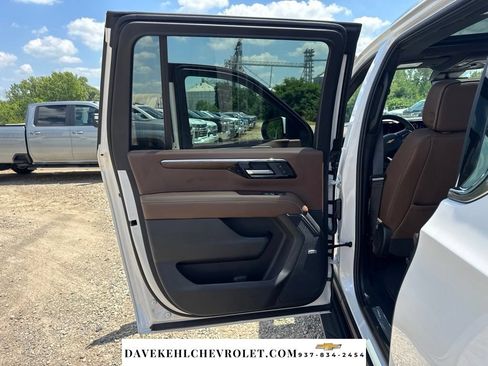 Used 2025 Chevrolet Suburban High Country w/ Sun And Tow Package AWD/4WD image 33