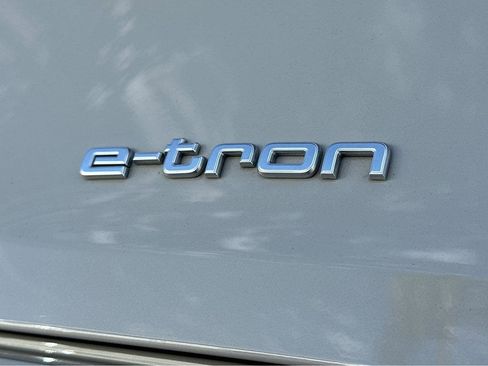 Used 2021 Audi e-tron Prestige w/ Prestige Package image 37