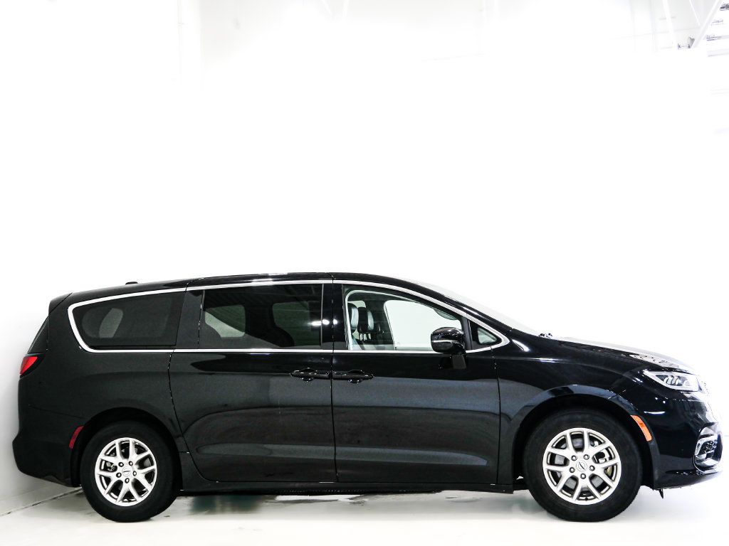 Used 2024 Chrysler Pacifica Touring-L FWD image 4