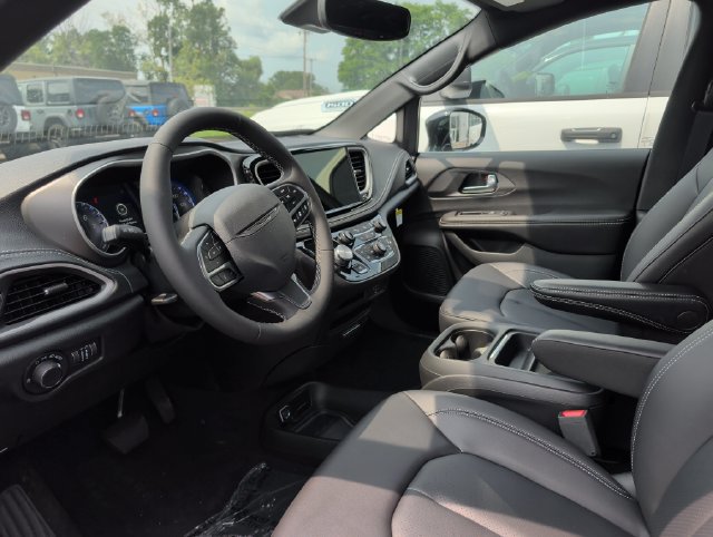 New 2027 Chrysler Pacifica Select FWD image 4