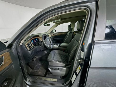 Used 2025 Volkswagen Atlas SE image 13