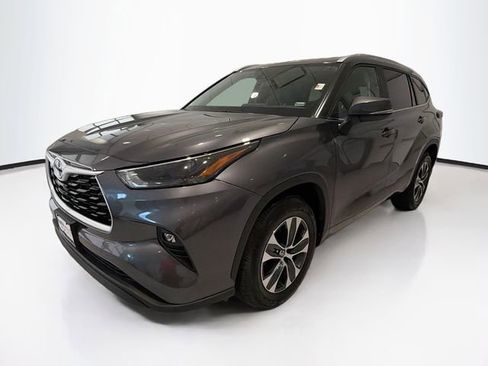 Certified 2025 Toyota Highlander XLE FWD image 3