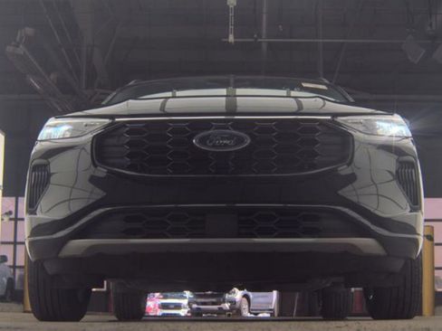 Used 2023 Ford Escape ST-Line w/ Tech Pack #1 AWD/4WD image 3